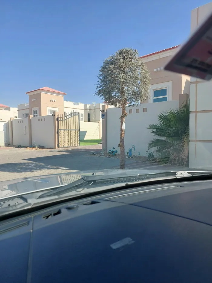 فيلا طابقين متداولة للبيع : Image 1