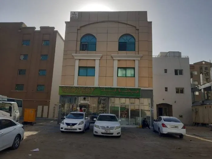 ✨ 🏢 بيع بناية استثمارية مميزة بدخل 9 % 🏢 ✨ : Image 1