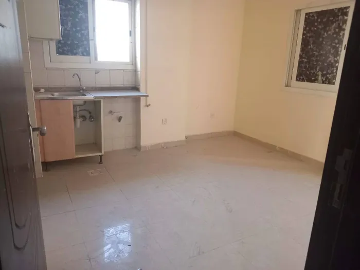 🏢 استوديو رائع للإيجار السنوي في موقع متميز بمنطقة المجرة، الشارقة ✨ : Image 1