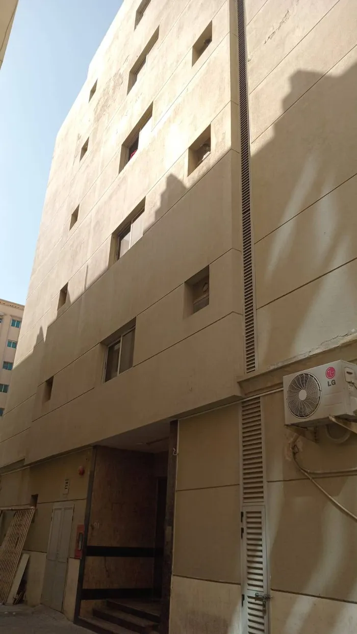 🏢 بناية استثمارية للبيع في الشارقة – فرصة ذهبية بدخل 11%🏢 : Image 1