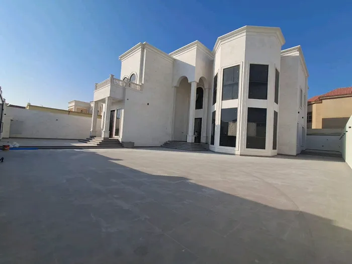 Residential villa consists of 7 rooms with a captain and the rest of the services are from a council, maid room, laundry, ironing and kitchen with store : Image 1