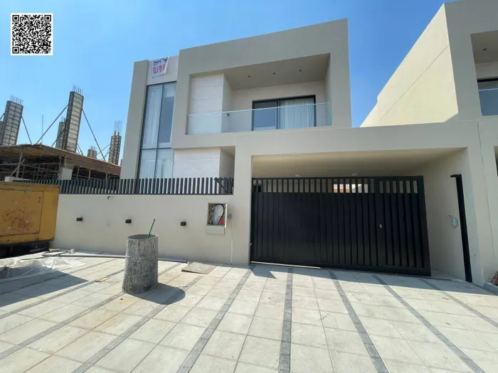 فيلا للبيع مع مسبح خاص | تصميم عصري | فرصة سكن واستثمار : Image 1