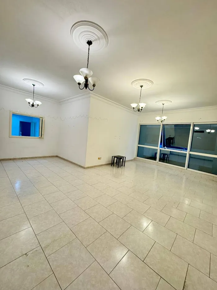 🏢 شقة مساحة واسعة 3 غرف نوم وصالة مع تكييف مجاني للإيجار السنوي في المجاز 3، الشارقة 🏡 : Image 1