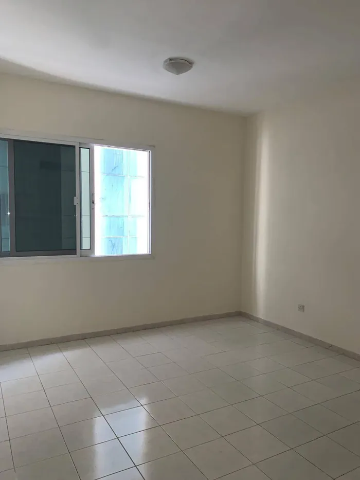 🏢 شقة واسعة غرفتين وصالة مع تكييف مجاني للإيجار السنوي في المجاز 3 - الشارقة ✨ : Image 1