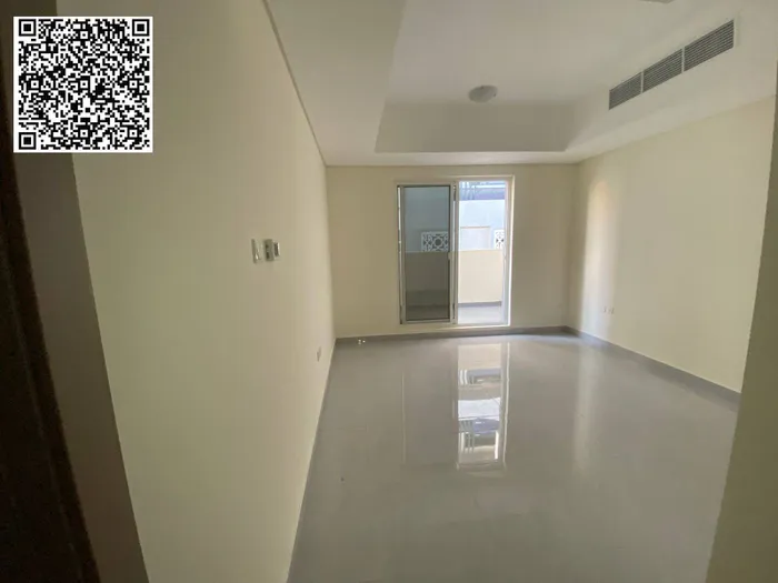 للإيجار السنوي بعجمان متاح بينتهاوس 3 غرف ماستر وصالة مع 5 حمام مع غرفة خادمة ماستر مع غرفة تخزين وروف كبير جدا بمنطقة الروضة 1 مع بلكونة بإطلالة مفتوحة ومساحة واسعه وتكييفات اسبيلت ومركزي وبالقرب من شارع الشيخ عمار وجميع الخدمات والمولات وقريبة من ا : Image 1