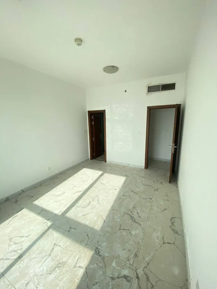 للبيع شقة فاخرة  غرفة + وصالة مع اطلالة مفتوحة على المدينة : Image 1