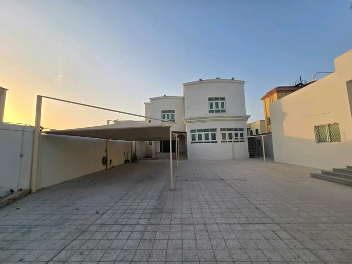 اللايجار فيلا مستقة في مدينة الشامخة مكونة من 5غرف ماستر غرفة خدمة  ومجلس رجال وصالة مجلس حريم  غرفة غسيل غرفة درول غرفة حارس  باركنات مظلل حوش مسبح الي مهتم يكلمني 0557573123 : Image 1