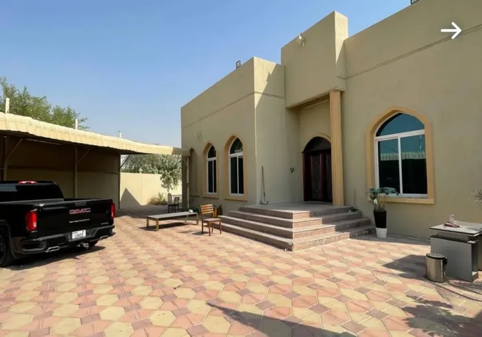 A large villa for family investment in the second Al Khawanig area, a great location : Image 1