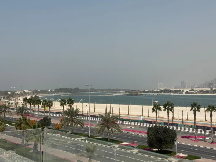 فيلا فاخرة بإطلالة بحرية مباشرة في الممزر – مساحة ضخمة وفرصة نادرة : Image 1