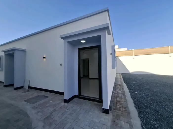 غرفه وصاله فى ابو ظبي مدينه الشوامخ اول ساكن قريب من الخدمات شامل كهرباء ومياه وصيانه ⚒️ وباركن 🚖 مدخل خاص : Image 1