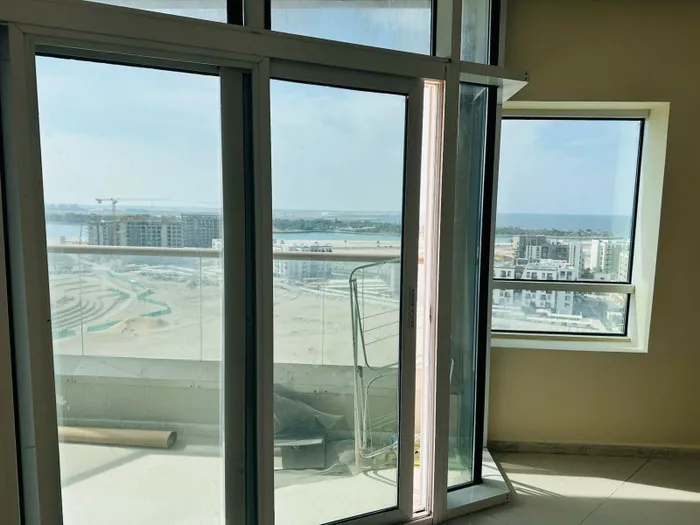 السلام عليكم ورحمة الله وبركاته

 للبيع شقة في برج السندس
تتكون الشقة من 3غرف وصالة 
3 حمامات 
مساحة شقة 2070 قدم 
مطلوب مليون درهم ‏نهائي 

‏التواصل على الرقم 0548883111
عمار المعضادي : Image 1