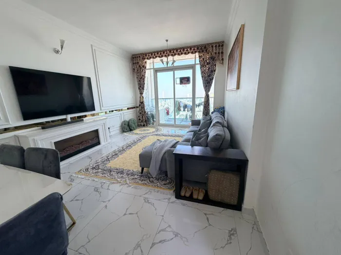 Freehold apartment for all nationalities for sale in Oasis Towers at a very special price : Image 1