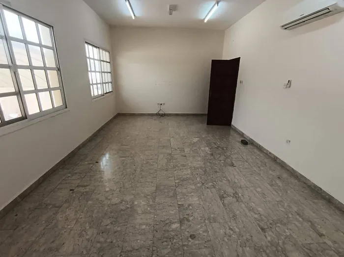 شقة ارضية مدخل خاص بالنيادات : Image 1