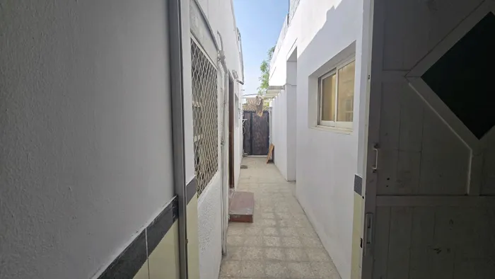 للإيجار بيت عربي متصينة كامل مع المكيفات في عجمان الراشدية 3 مقابل حديقة الراشدية للسيدات عائلات فقط من الجنسية الأسيويه : Image 1