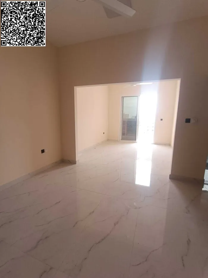 شقة فاخرة أول ساكن – غرفتين وصالة مع 3 حمامات وبلكونة بإطلالة مفتوحة في الجرف 3 – موقع استراتيجي بالقرب من السوق الصيني ونيستو ومخارج دبي والشارقة – 45,000 درهم : Image 1