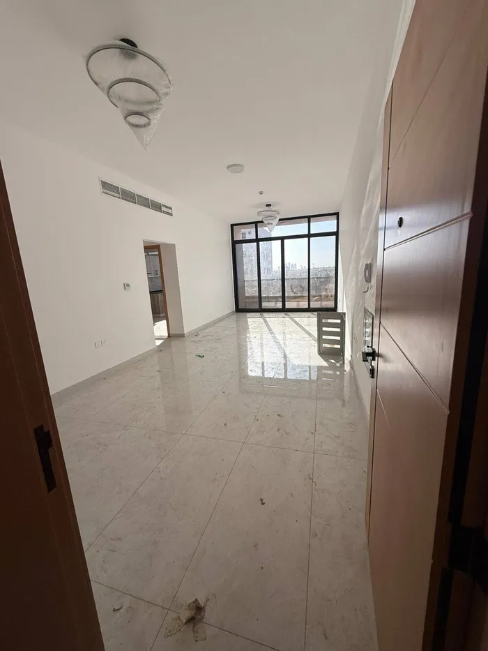 Two rooms and a hall with a maid's room. 3 bathrooms with a balcony. Annual rent in Ajman, Al-Hamidiya area 1 : Image 1