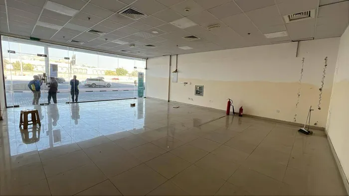محل بموقع مميز على شارع رئيسى بمنطقة الروضة 1 : Image 1
