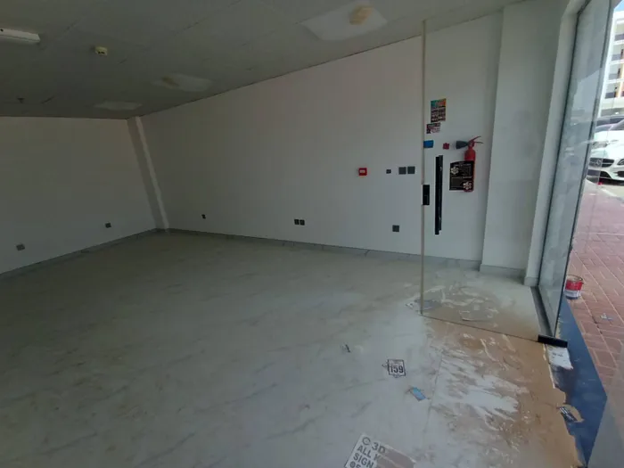 محل بموقع مميز على شارع رئيسى بمنطقة العالية : Image 1