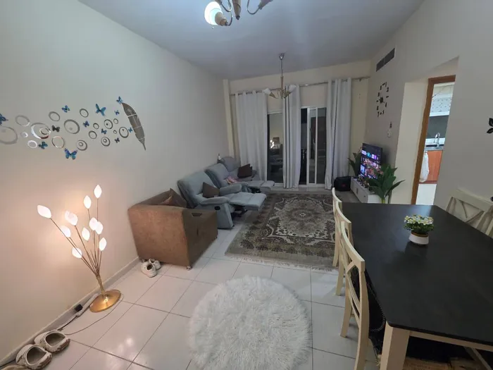 شقه للايجار الشهري المفروش شارع الجامعه  خلف جراند كافيه : Image 1