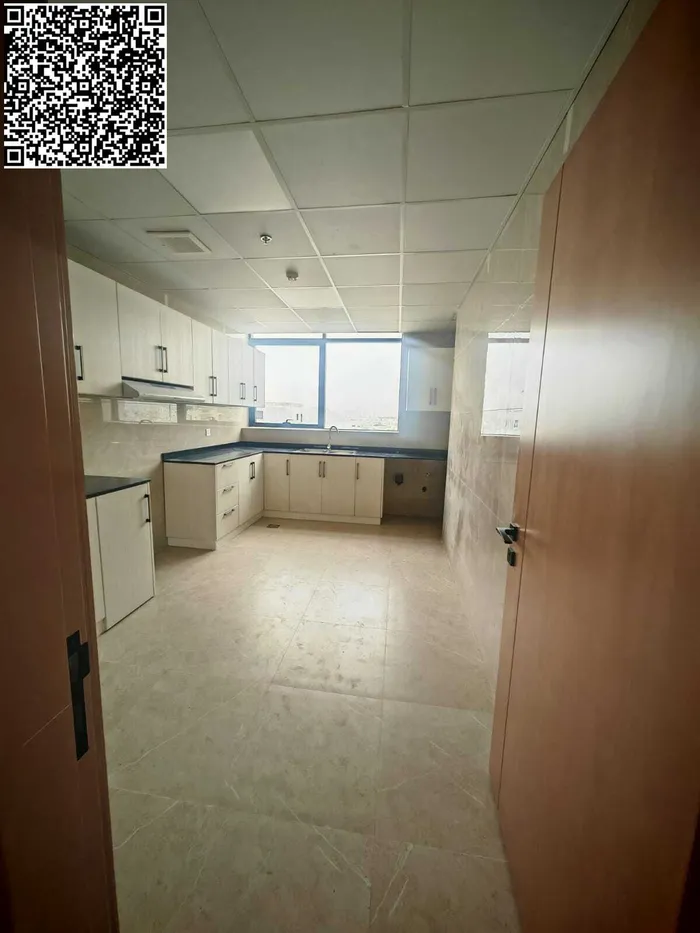 شقة واسعة جدًا للإيجار في الحميدية: غرفتين وصالة مع 3 حمامات وغرفة خادمة وخزائن بالحائط وبلكونة بإطلالة مفتوحة بالقرب من شارع الشيخ عمار ومخرج دبي – موقع مميز للعائلات : Image 1