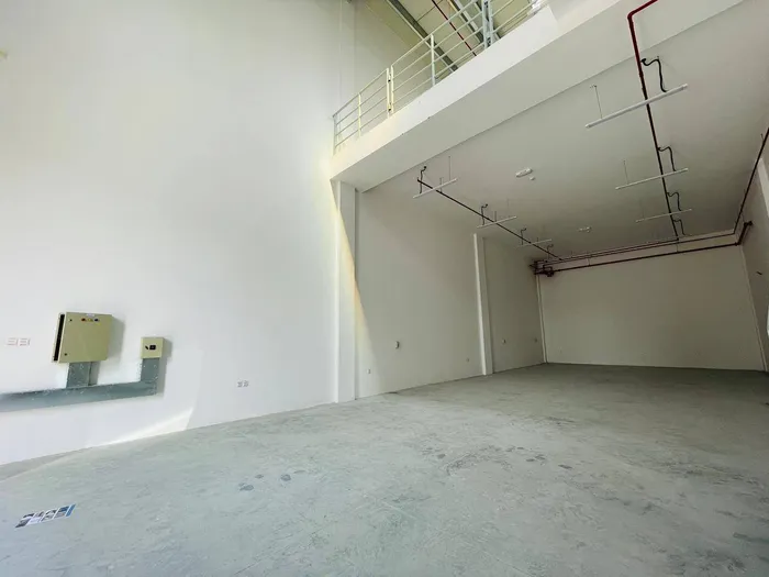 “مستودعات بمساحات مختلفة وأسعار متنوعة من 2000 إلى 14,000 قدم² في موقع صناعي مميز – اختَر مستودعك المناسب الآن!” : Image 1