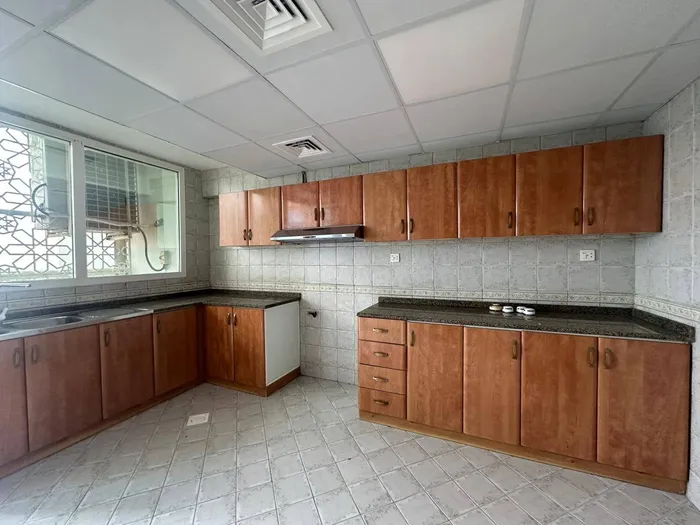 أشيك وأفخم شقة ثلاث غرف وصالة بمنطقة المجاز 3 اطلالة بحرية : Image 1