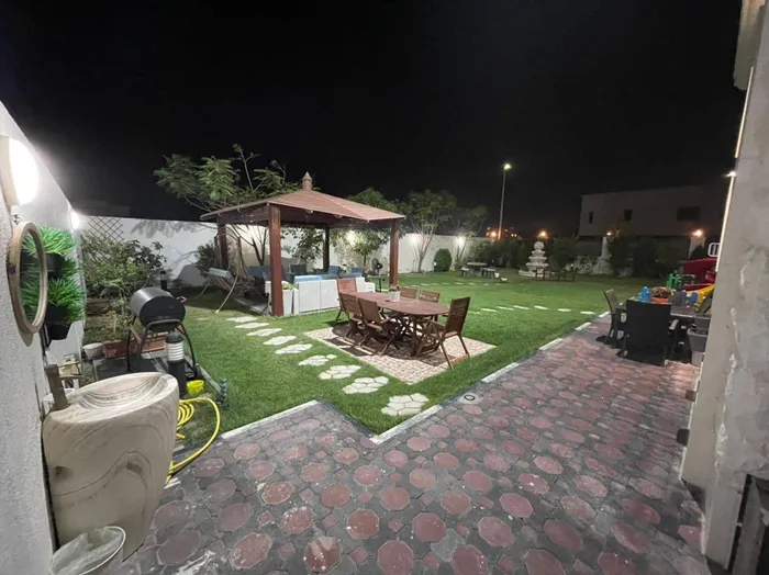 للبيع فيلا فخمة في الشارقة تقع في منطقة شرقان موقع مميز بالقرب من جميع الخدمات تشطيبات فاخرة في الحجر الأردني طابقين تتكون من 5 غرف ماستر + خزائن على الحائط + 7 حمامات + 2 مجلس + مطبخ الرئيسي حجم كبير + مخزن + غرفة الغسيل والكي ملابس + غرفة العاملة م : Image 1