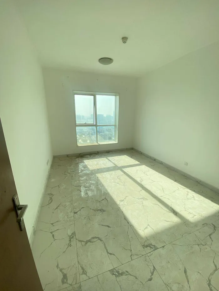 A room and a hall for sale in Al-Waha Towers, a kitchen, two bathrooms with a view of the city, a park, a swimming pool, a gym. The apartment is delivered immediately : Image 1