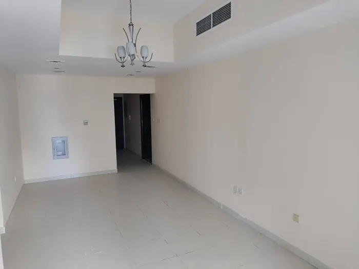 غرفتين وصاله في مدينه الامارات مع باركينج ومطبخ مغلق 410 الف : Image 1