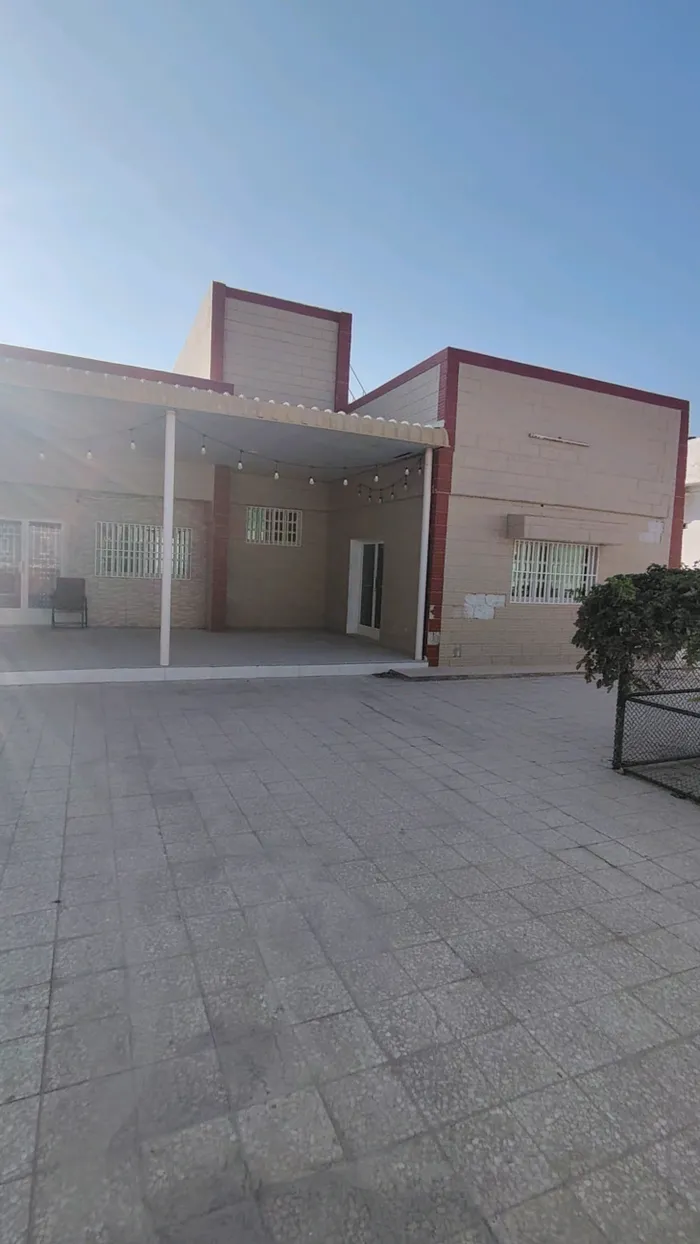 A street in front of me, behind me and in front of the school : Image 1