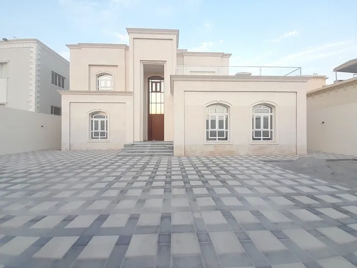 للايجار فيلا مدينة الرياض موقع مميز قريب الخدمات وقريب مخرج بني ياس تشطيب vip حجر خارجي الفيلا سمارت : Image 1