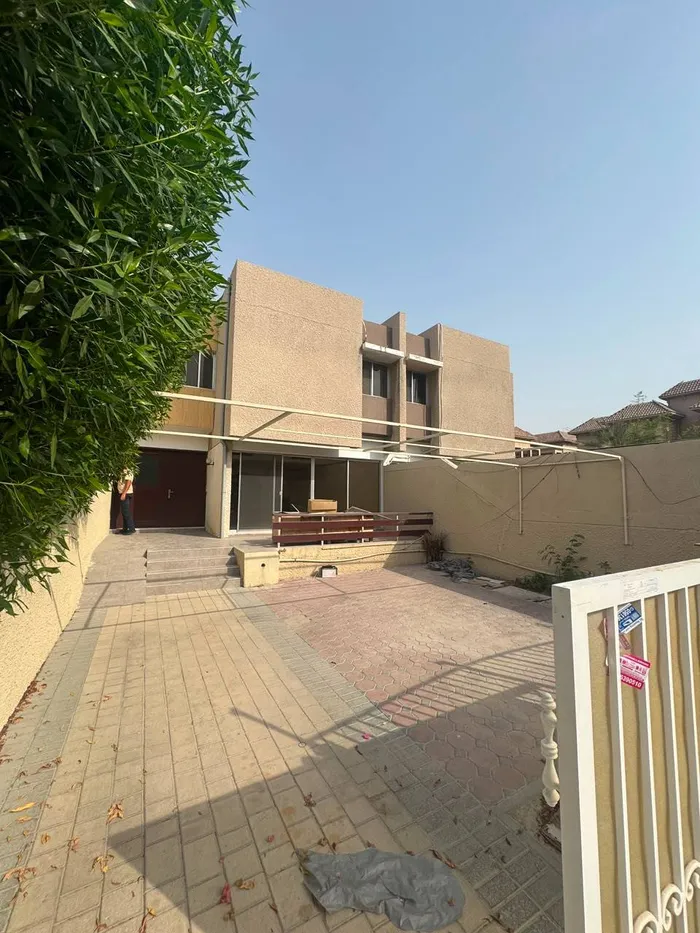 فيلا 4 غرف للايجار السنوى بمنطقة شرقان - الشارقة : Image 1