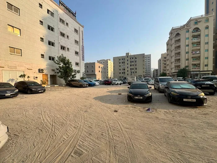 أرض تجارية للبيع في بوطينة, الشارقة : Image 1