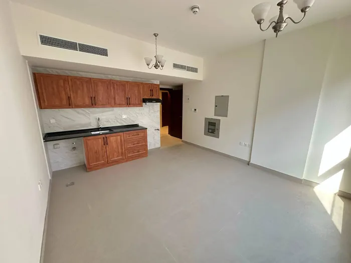 First resident studio in a new building for annual rent : Image 1