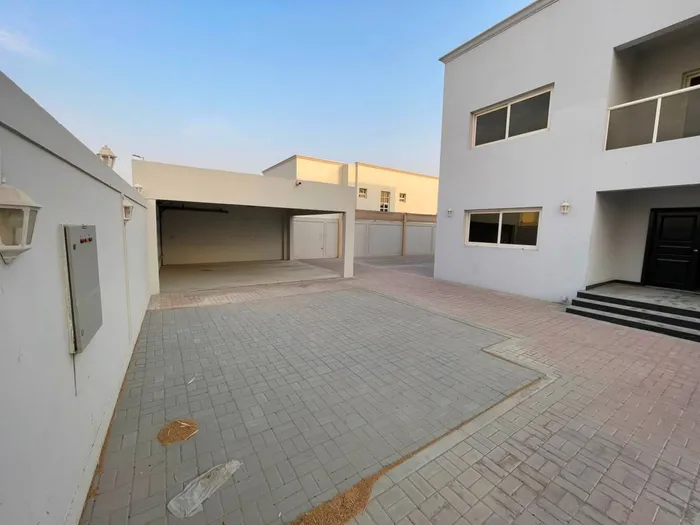 Luxury villa for annual rent in Al Barashi area 5 bedrooms : Image 1